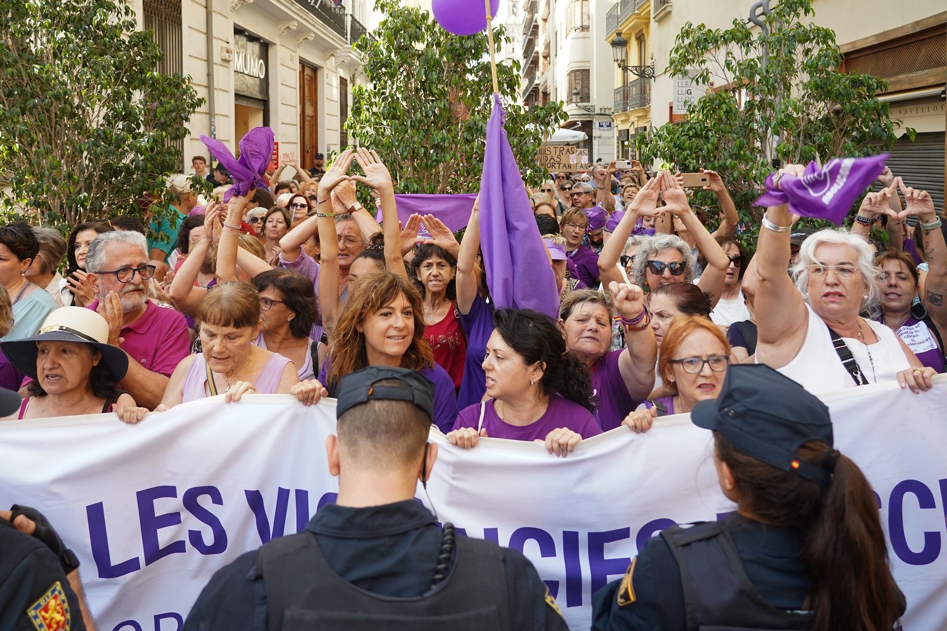 Protesta antifeixista davant les Corts Valencianes per l'acord de govern PP-Vox