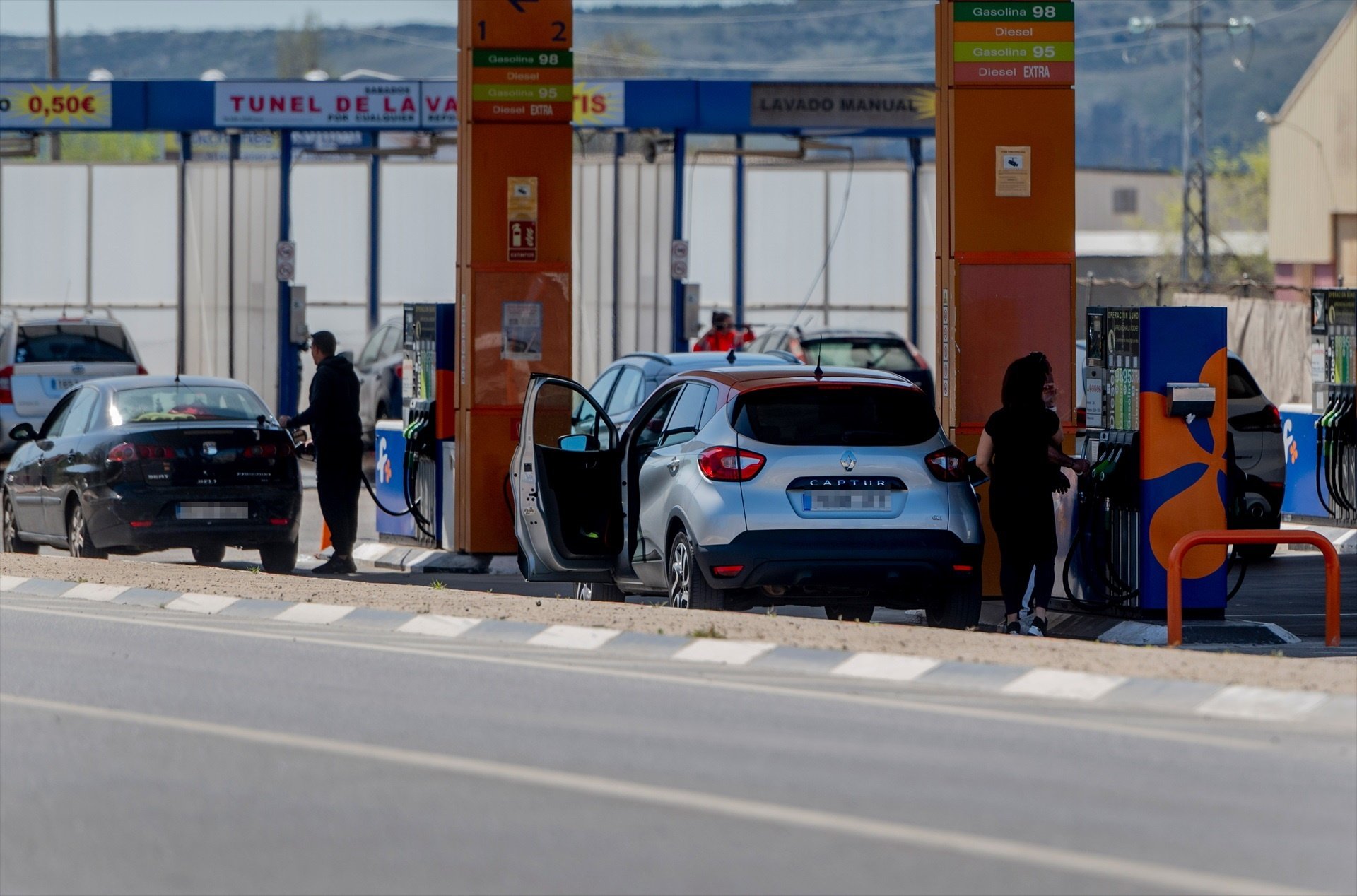 Esto es lo que debes saber si te cobran 1 euro por hinchar el neumático del coche en la gasolinera