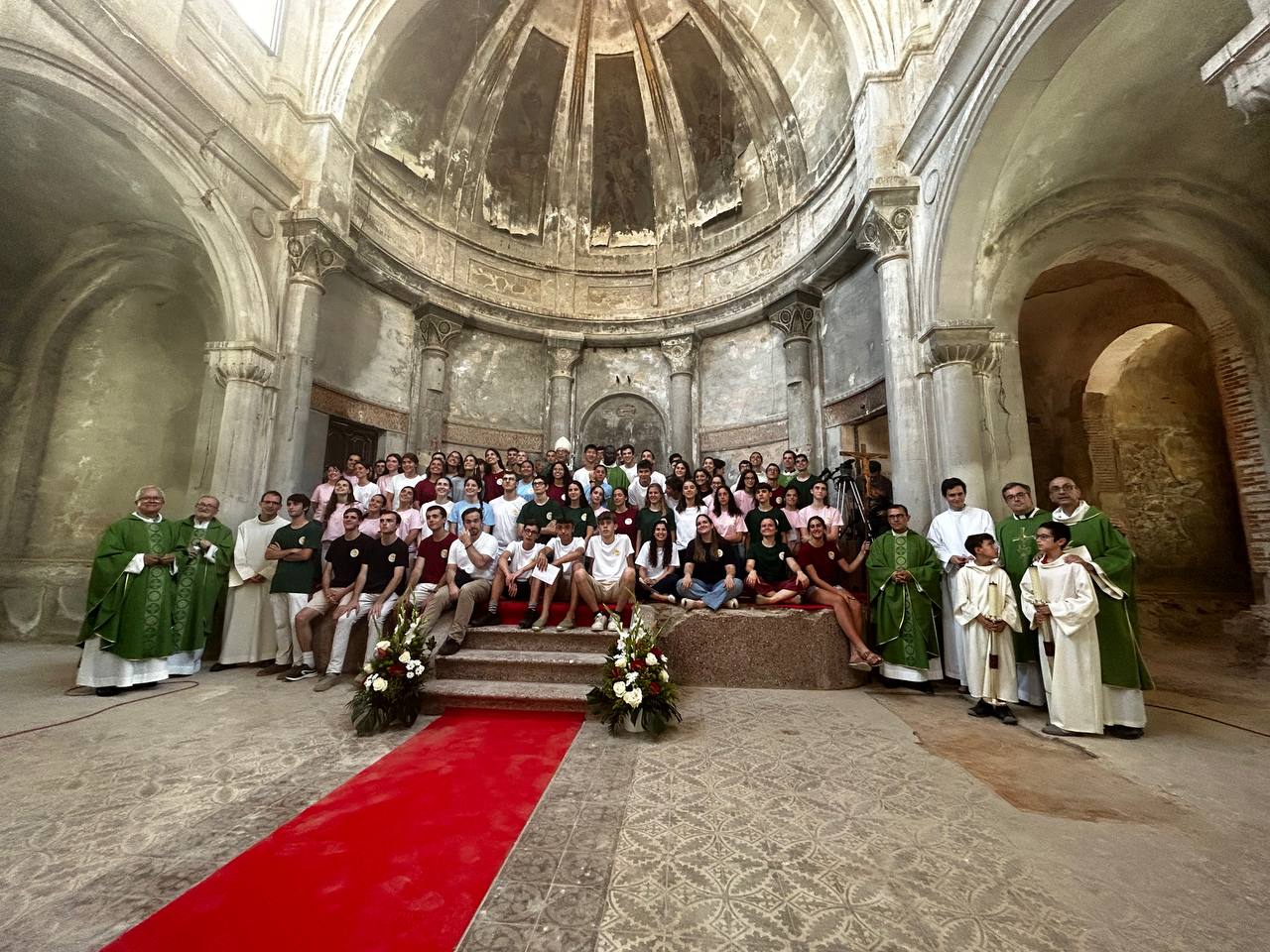 Fe i patrimoni: cent joves caminen de Barcelona a Lisboa per restaurar una església de Nou Barris