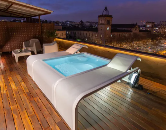Piscina de diseño con tumbonas incorporadas es la última maravilla en Leroy Merlin