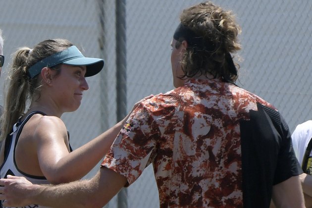 Paula Badosa mirant a Tsitsipas / GTRES Paula Badosa mirant a Tsitsipas / GTRES