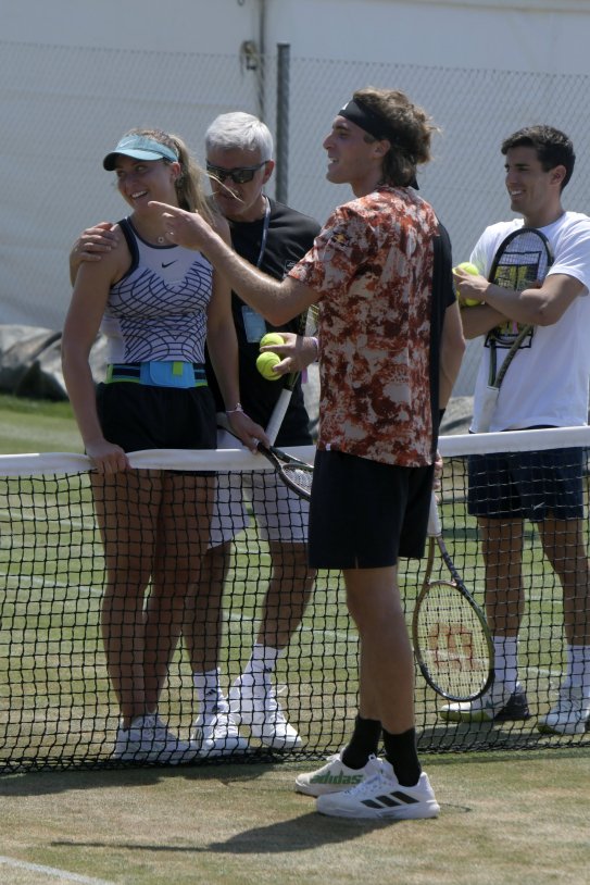 Paula Badosa cono Stefanos Tsitsipas y el suegro Apostolos GTRES Paula Badosa cono Stefanos Tsitsipas y el suegro Apostolos GTRES