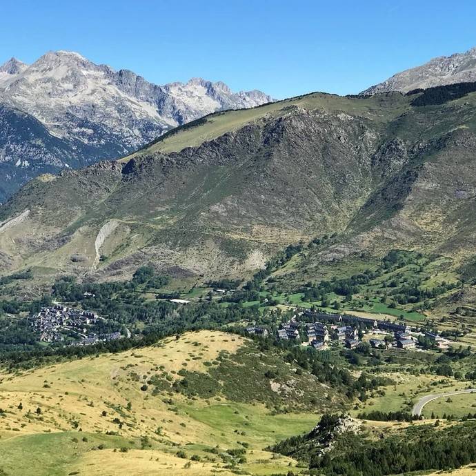 Para poder esquiar en invierno, hay quien debe trabajar en verano