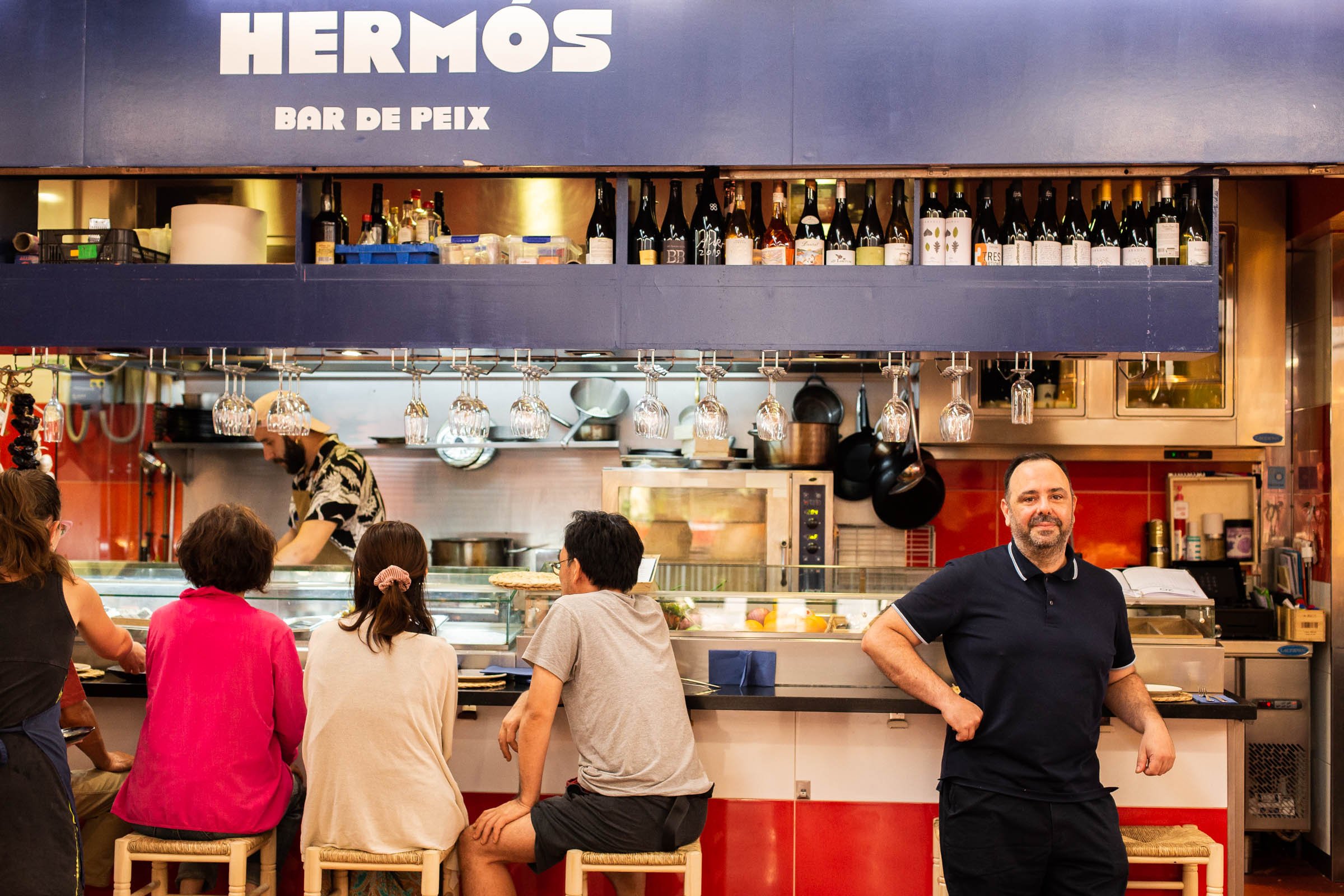 L'Hermòs: una de las mejores barras donde disfrutar de pescado dentro de un mercado emblemático de Barcelona