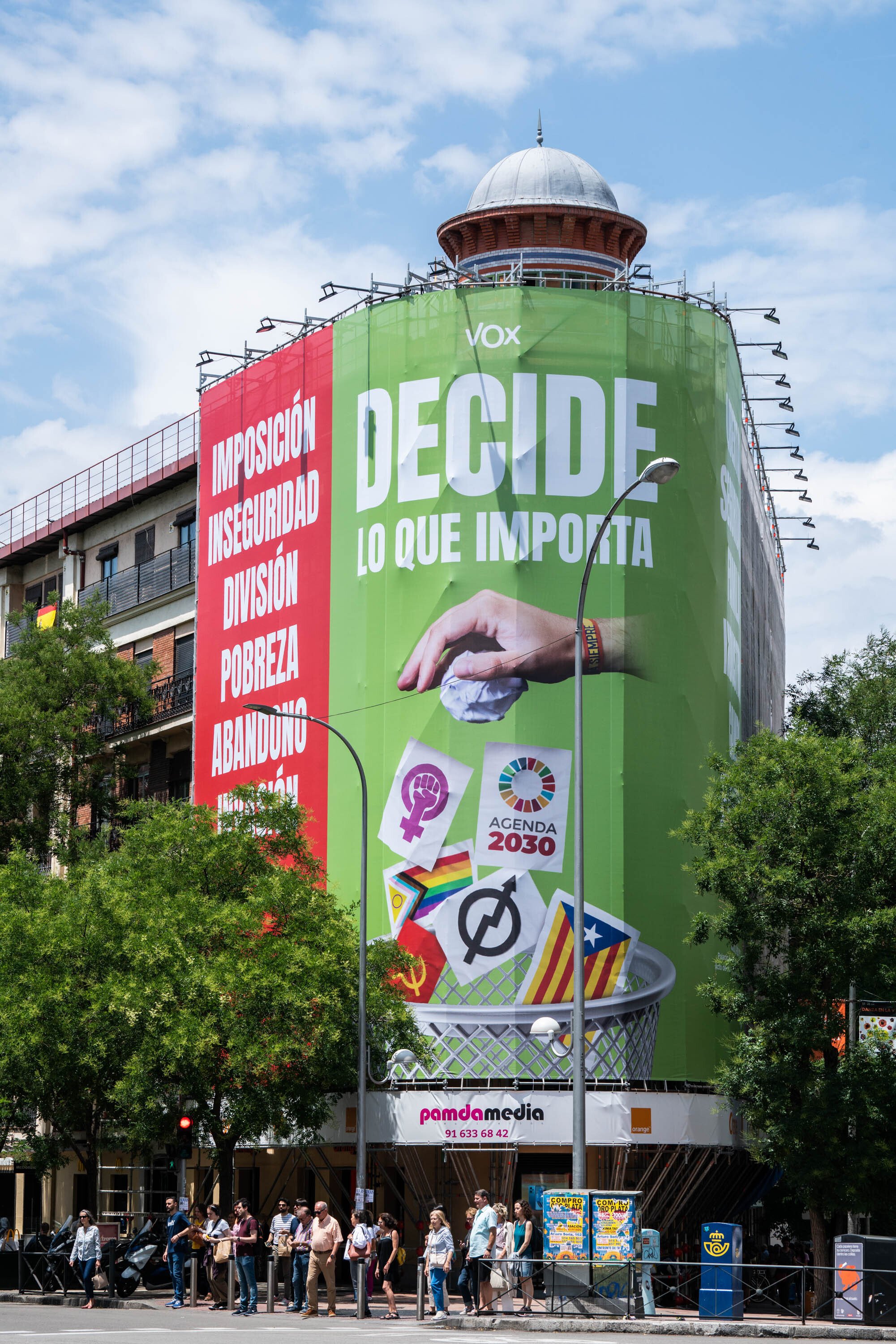 La Junta Electoral ordena a Vox retirar la lona contra la bandera LGTBI y el independentismo