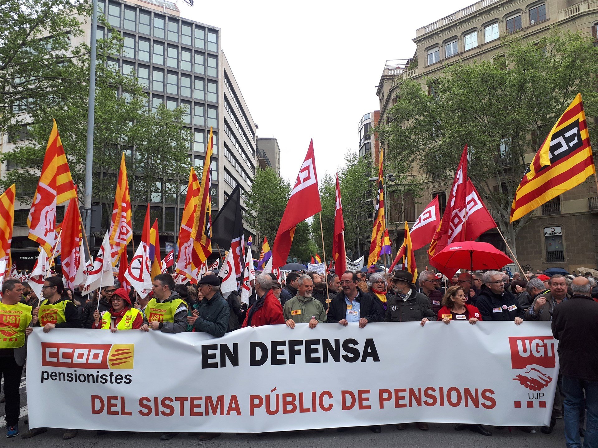 Centenars de persones es manifesten a Barcelona en defensa del sistema de pensions