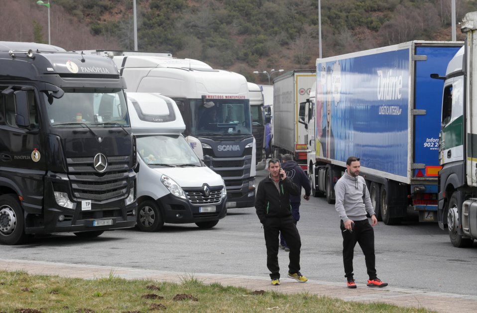 Dos camioners autònoms durant la vaga de transportistes. Europa Press