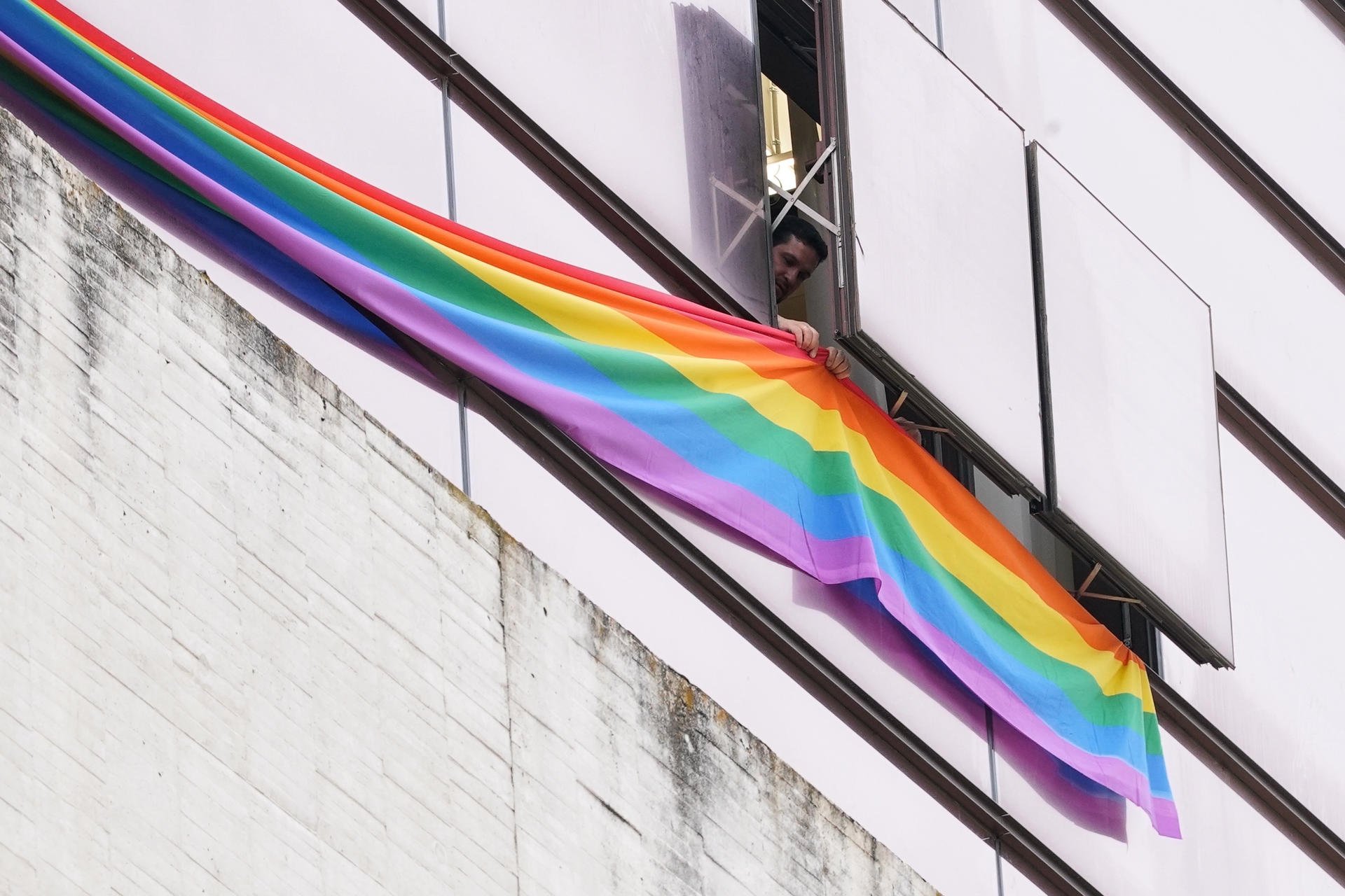 Vox ordena retirar la bandera LGTBI de la fachada de las Cortes de Castilla y León