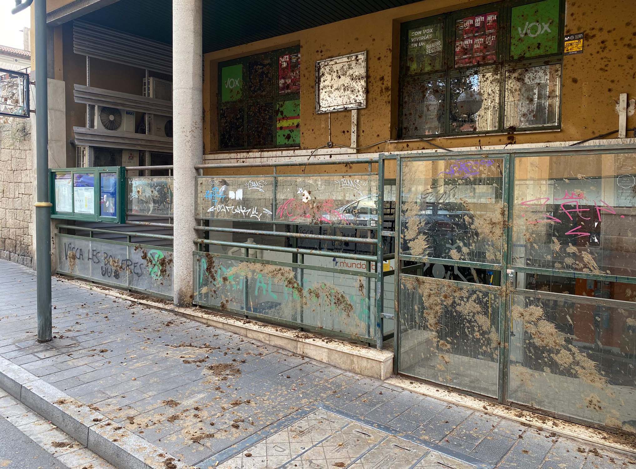 Atacan la sede de Vox en Tarragona con excrementos y estiércol