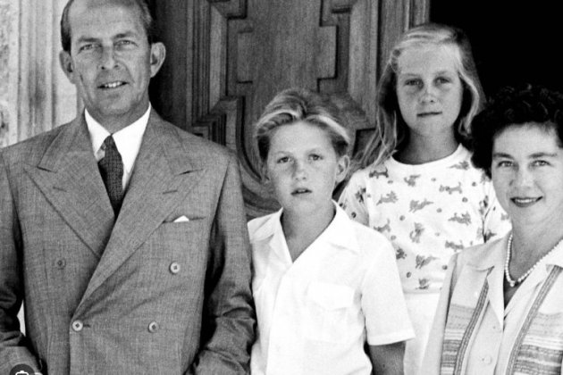Pau de Grecia y su mujer con dos hijas, Irene y Sofía, archivo familiar Pau de Grecia y su mujer con dos hijas, Irene y Sofía, archivo familiar