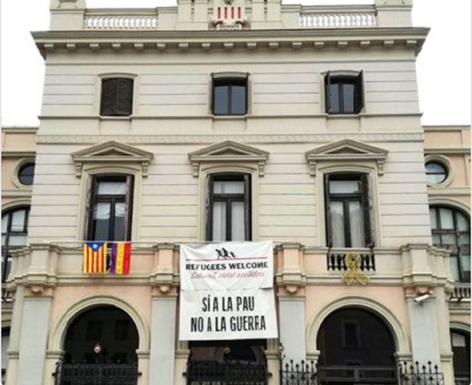 El Ayuntamiento de Sabadell cuelga una estelada y una bandera republicana