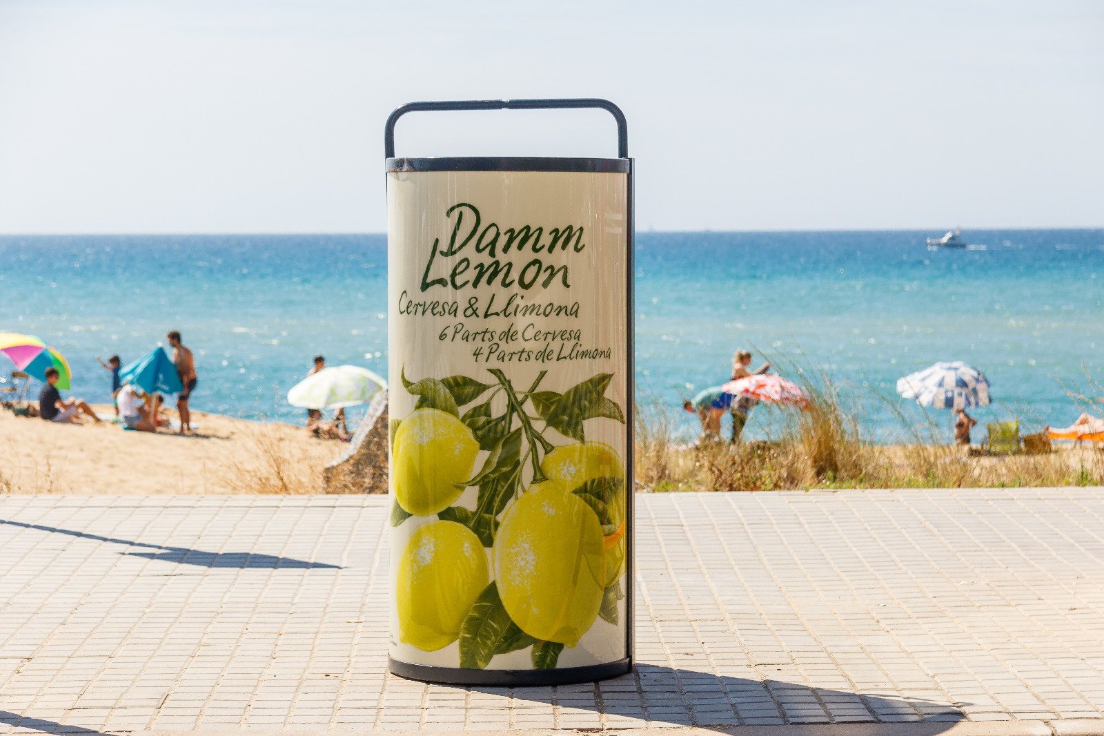 Damm vuelve a instalar máquinas compactadoras de latas en el litoral mediterráneo