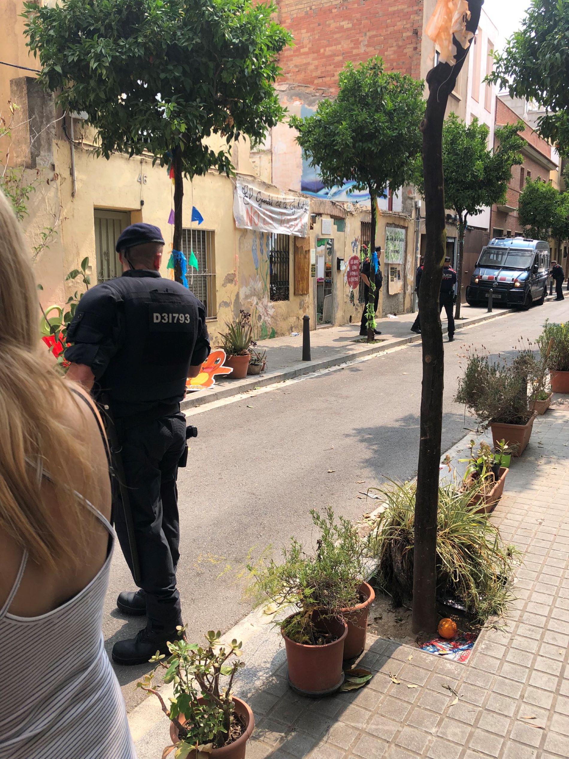Vecinos de Sant Andreu salvan las plantas desalojadas por los Mossos de un jardín ocupado