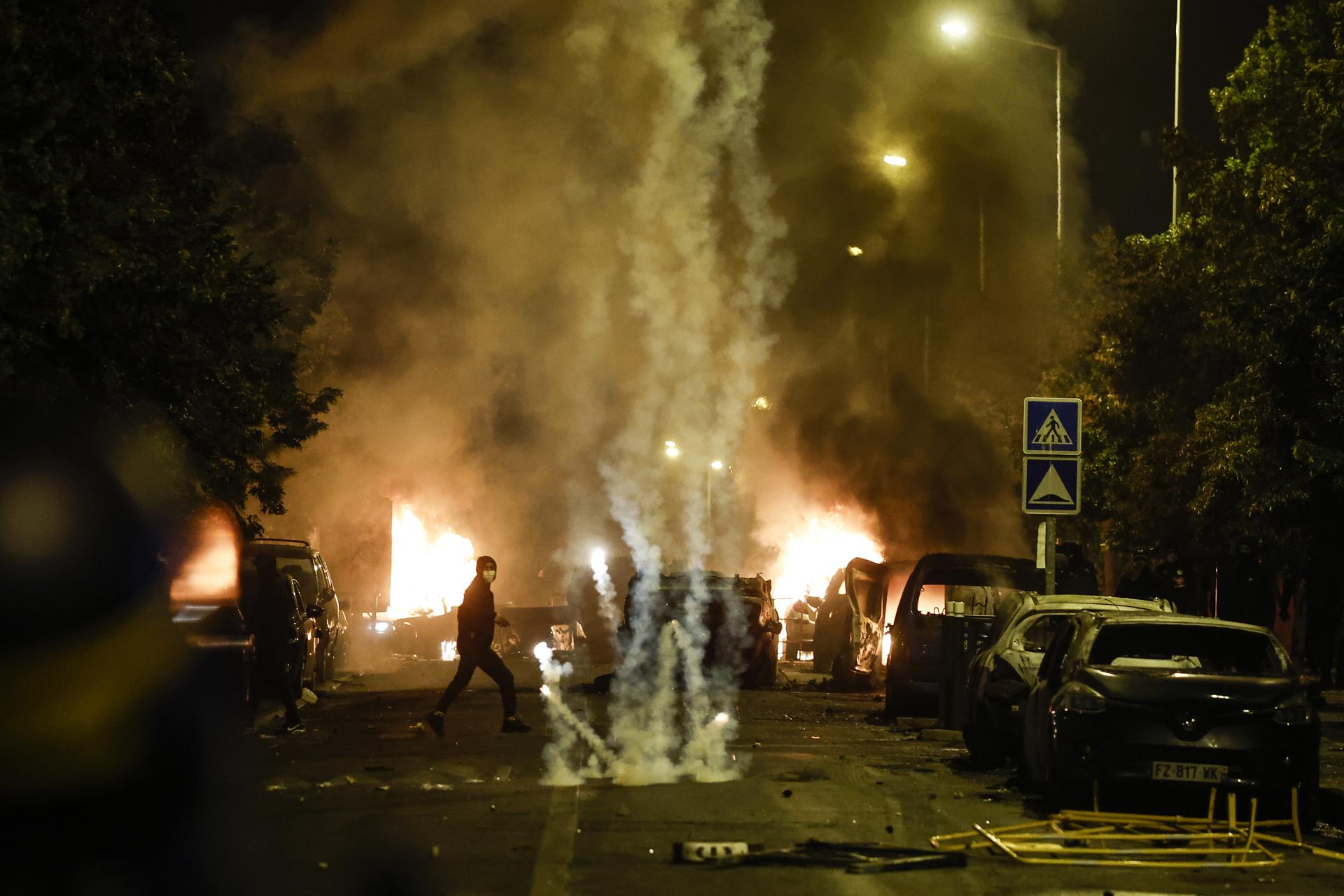 Almenys 150 detinguts en la segona nit d'aldarulls a França