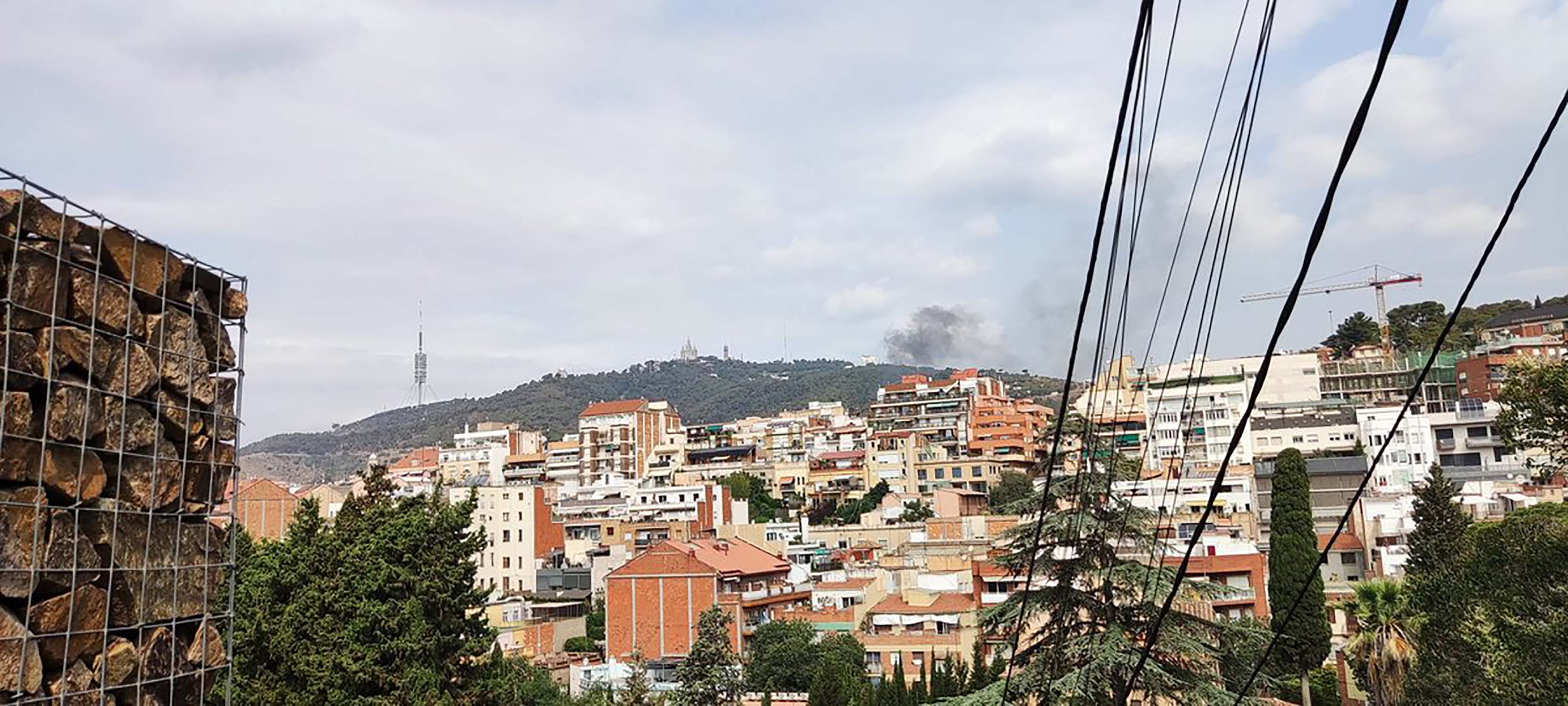 Incendi a Collserola, a Barcelona: columna de fum per un camió d’escombraries en flames