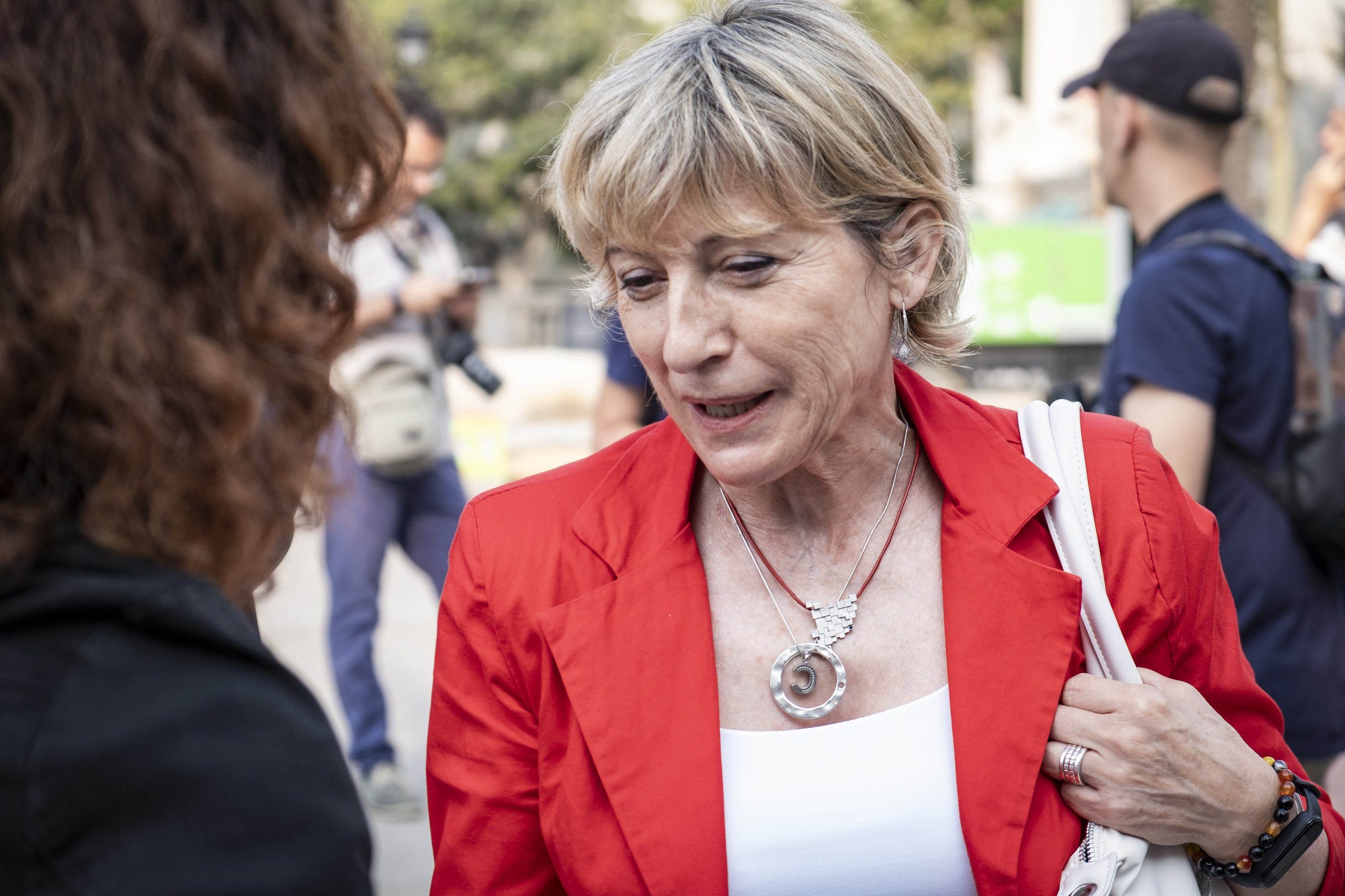 Carme Forcadell es queda "de pedra" quan en un hotel de Figueres li diuen que parli en castellà