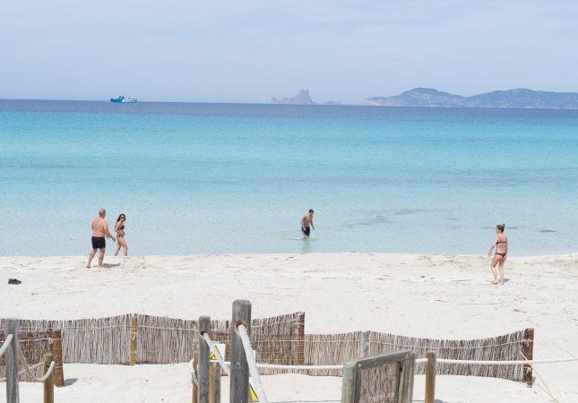 EuropaPress 3011411 banistas playa ses illetes formentera empieza lunes mayo fase plan EuropaPress 3011411 banistas playa ses illetes formentera empieza lunes mayo fase plan