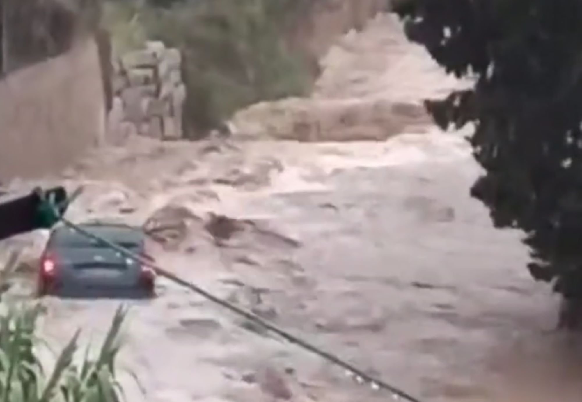 La fuerza del agua se lleva un coche por una riera en Sant Vicenç de Castellet | VÍDEO