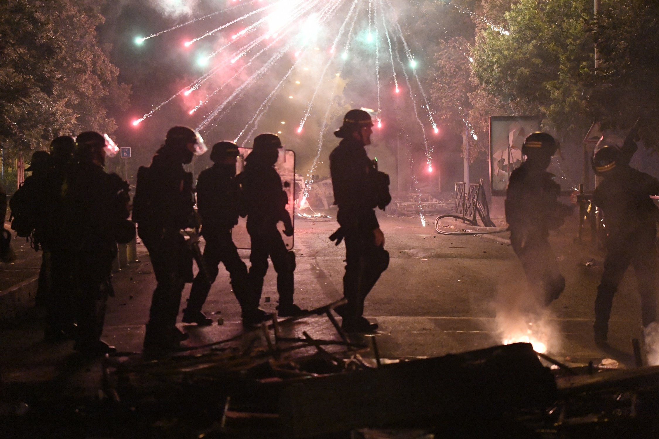 París, fora de control: més de 875 detinguts en la tercera nit d'aldarulls i violència extrema a França