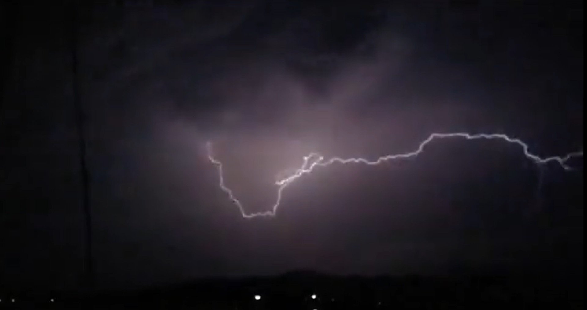 Tempesta elèctrica espectacular arreu de Catalunya | VÍDEO