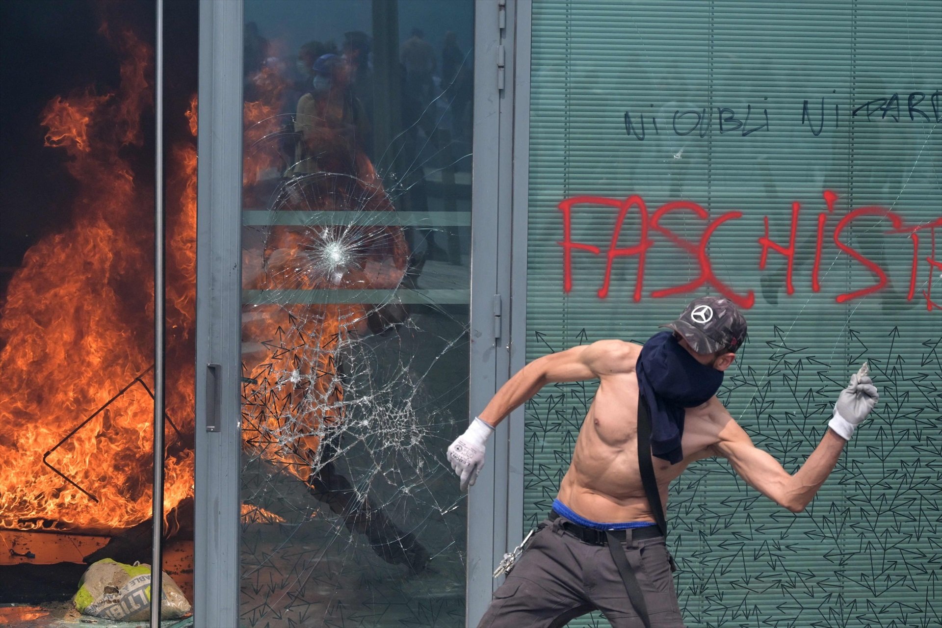 Diverses ciutats de França imposen el toc de queda pels greus aldarulls