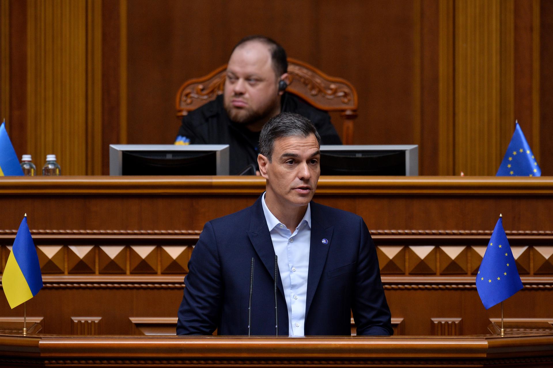 Pedro Sánchez promete ayudar a Ucrania "el tiempo que haga falta" ante el Parlamento en Kyiv