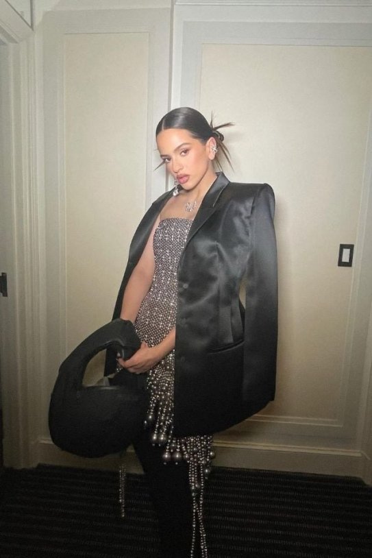 Rosalía y uno de sus bolsos Rosalía y uno de sus bolsos