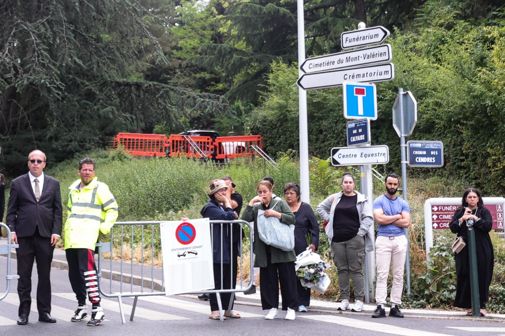 Nahel, el jove francès assassinat per un policia, enterrat a Nanterre entre crits de "justícia"