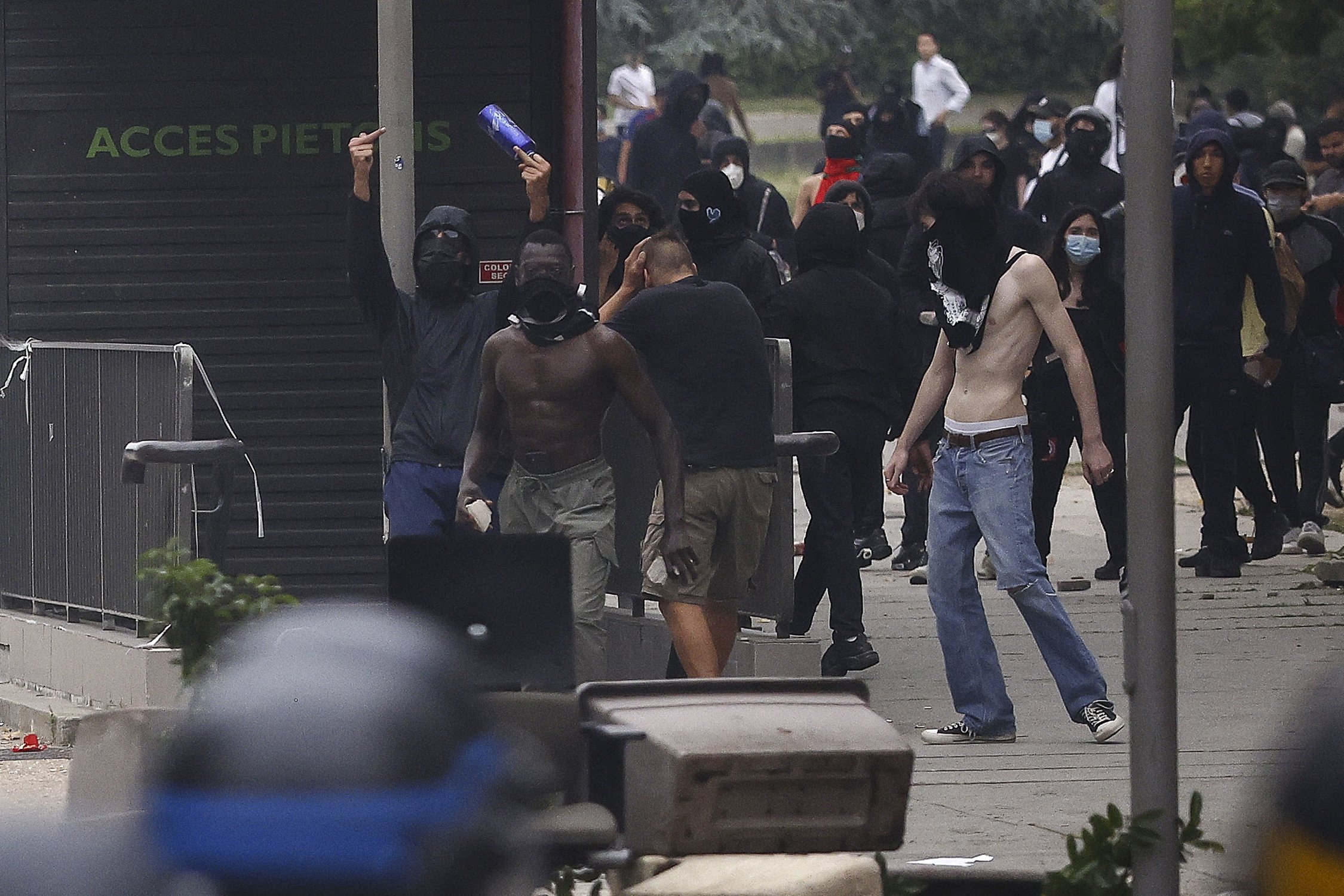 Qui està cremant França? El perfil dels joves que han iniciat una revolta de còctel perillós