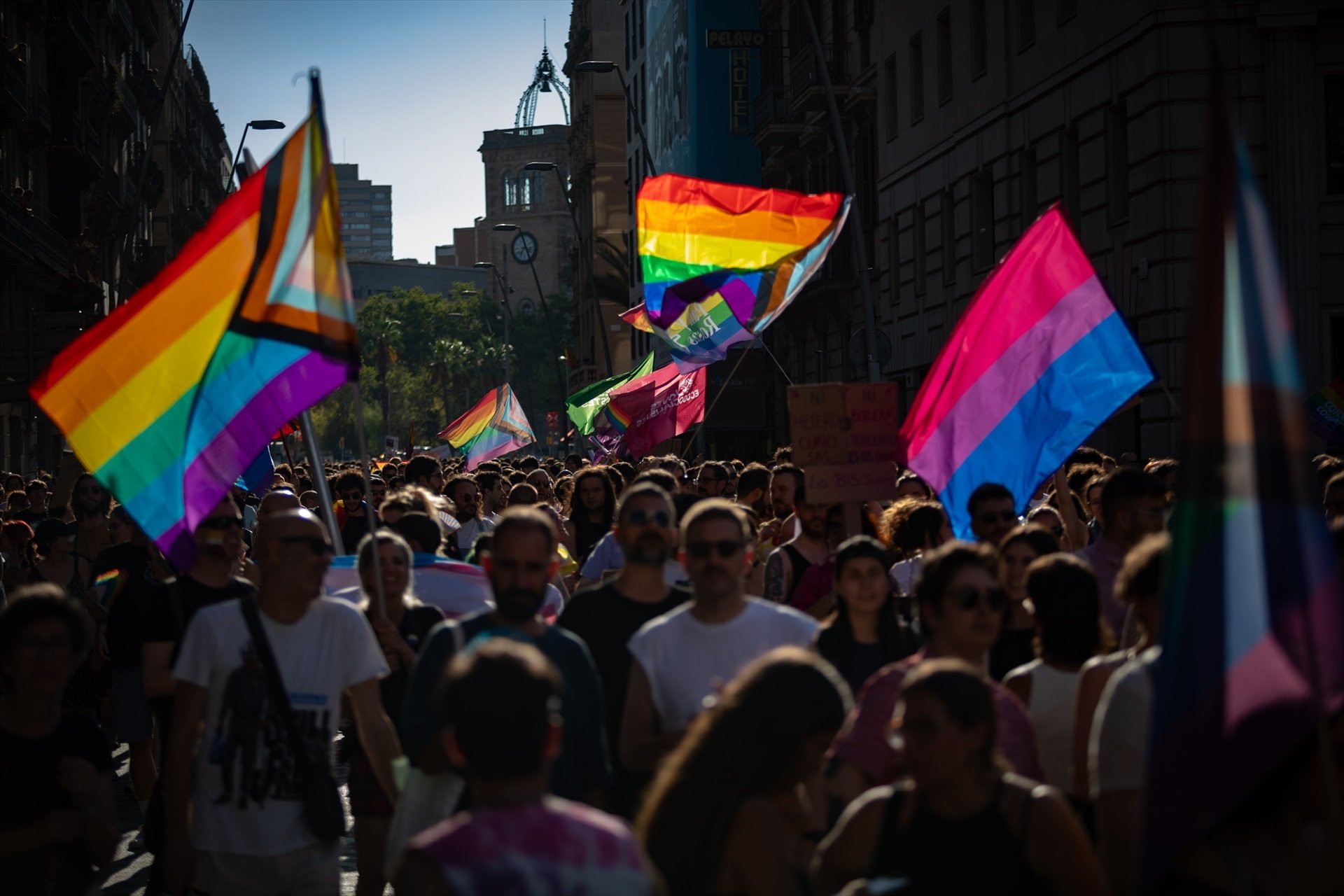 Unes 3.300 persones es manifesten a Barcelona per reivindicar els drets del col·lectiu LGBTI