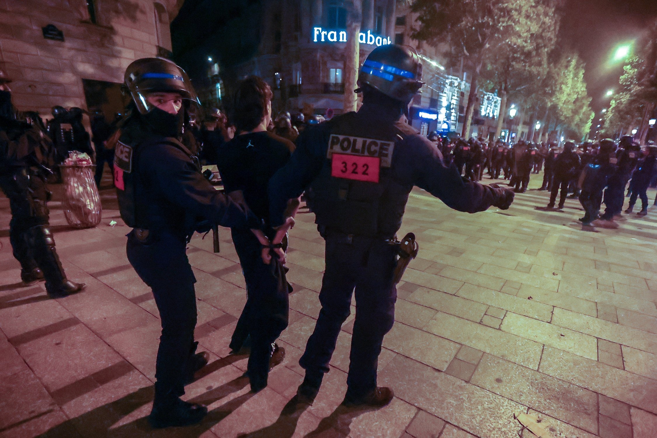 França evita que la revolta incendiï París, però la tensió segueix: cinquena nit, 720 detinguts