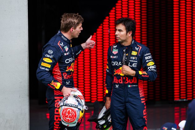 Max Verstappen y Checo Perez discutiendo en el GP de Austria / Foto: Europa Press