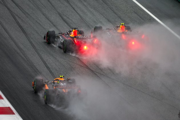 Checo Perez y Max Verstappen en paralelo en la salida del GP de Austria / Foto: Europa Press