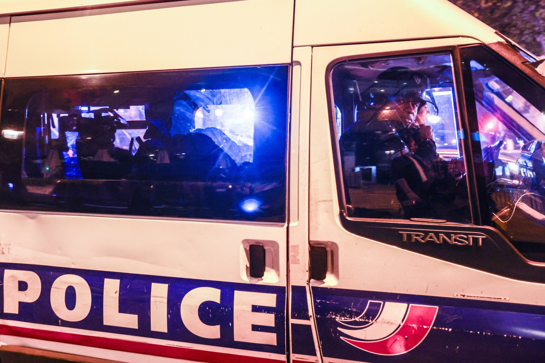 Descontrol extremo en París: la policía investiga un intento de asesinato contra un alcalde y su familia