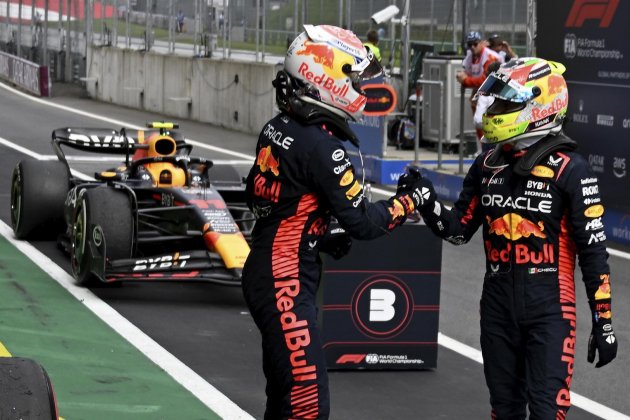 Max Verstappen Checo Perez Red Bull mano saludo GP Austria / Foto: EFE Max Verstappen Checo Perez Red Bull mano saludo GP Austria / Foto: EFE