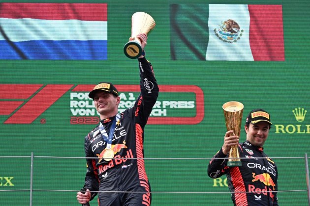 Max Verstappen Checo Perez podio trofeo GP Austria / Foto: EFE