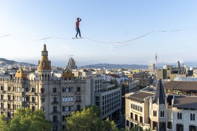 funambulista plaza catalunya 