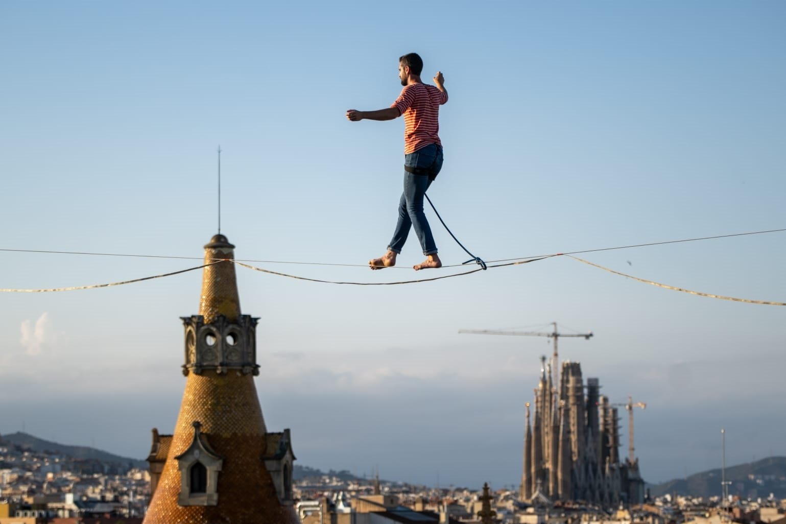 El funambulista Nathan Paulin cruza el paseo de Gràcia a 70 metros de altura | VÍDEO