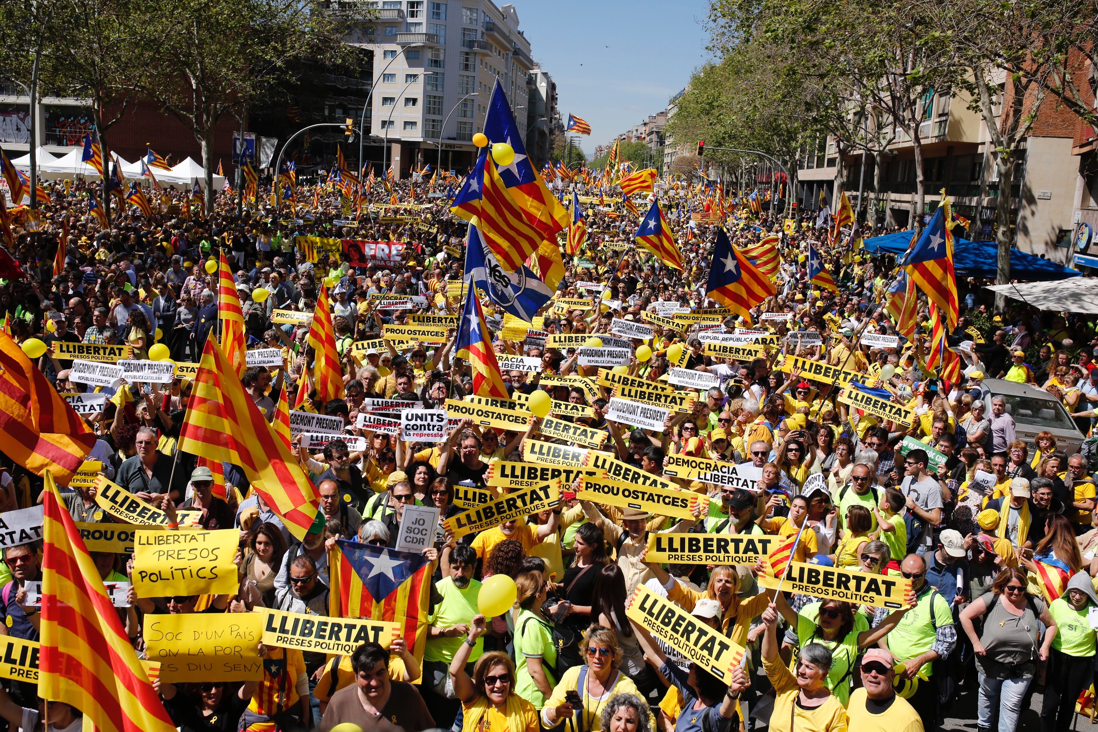 A yellow tide for liberty engulfs Barcelona