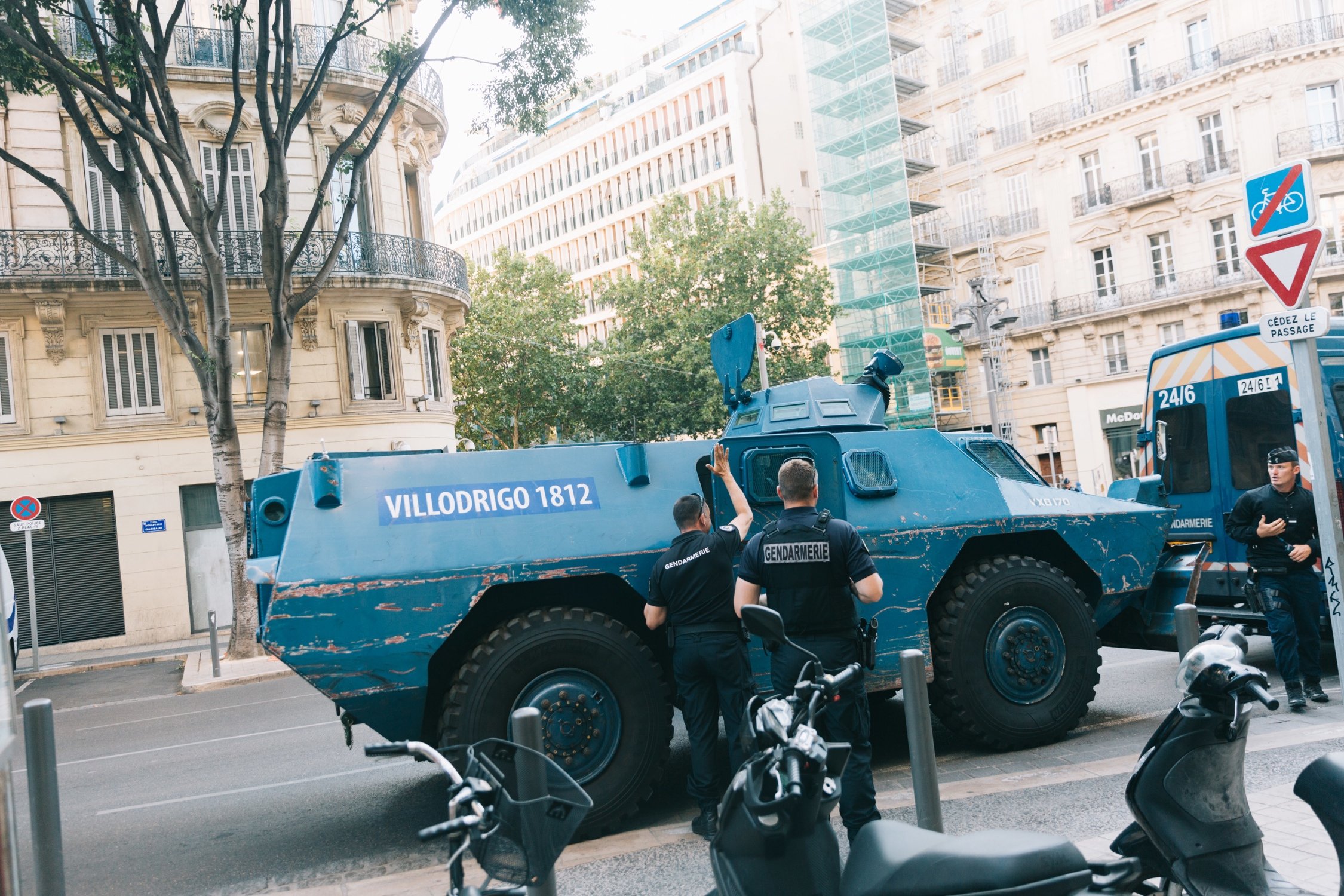Tregua en Francia: noche con menos incidentes y unos 150 detenidos con toda la fuerza policial en la calle