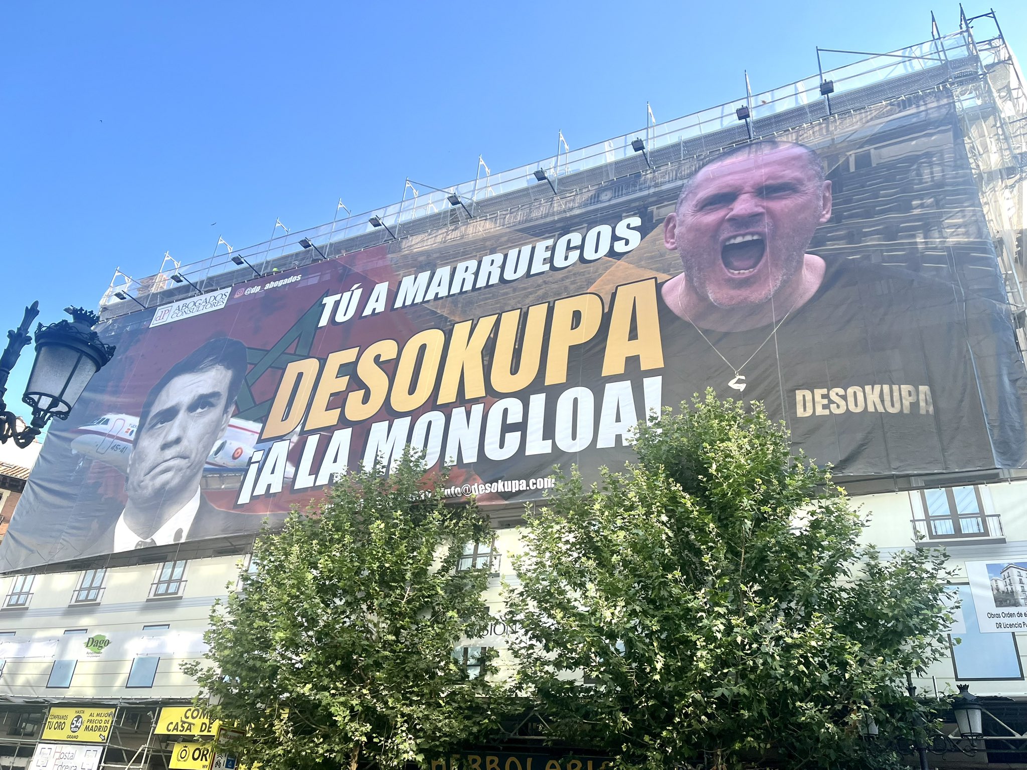 Desokupa desafía a Pedro Sánchez con una lona gigante: "Tú a Marruecos, Desokupa a la Moncloa"