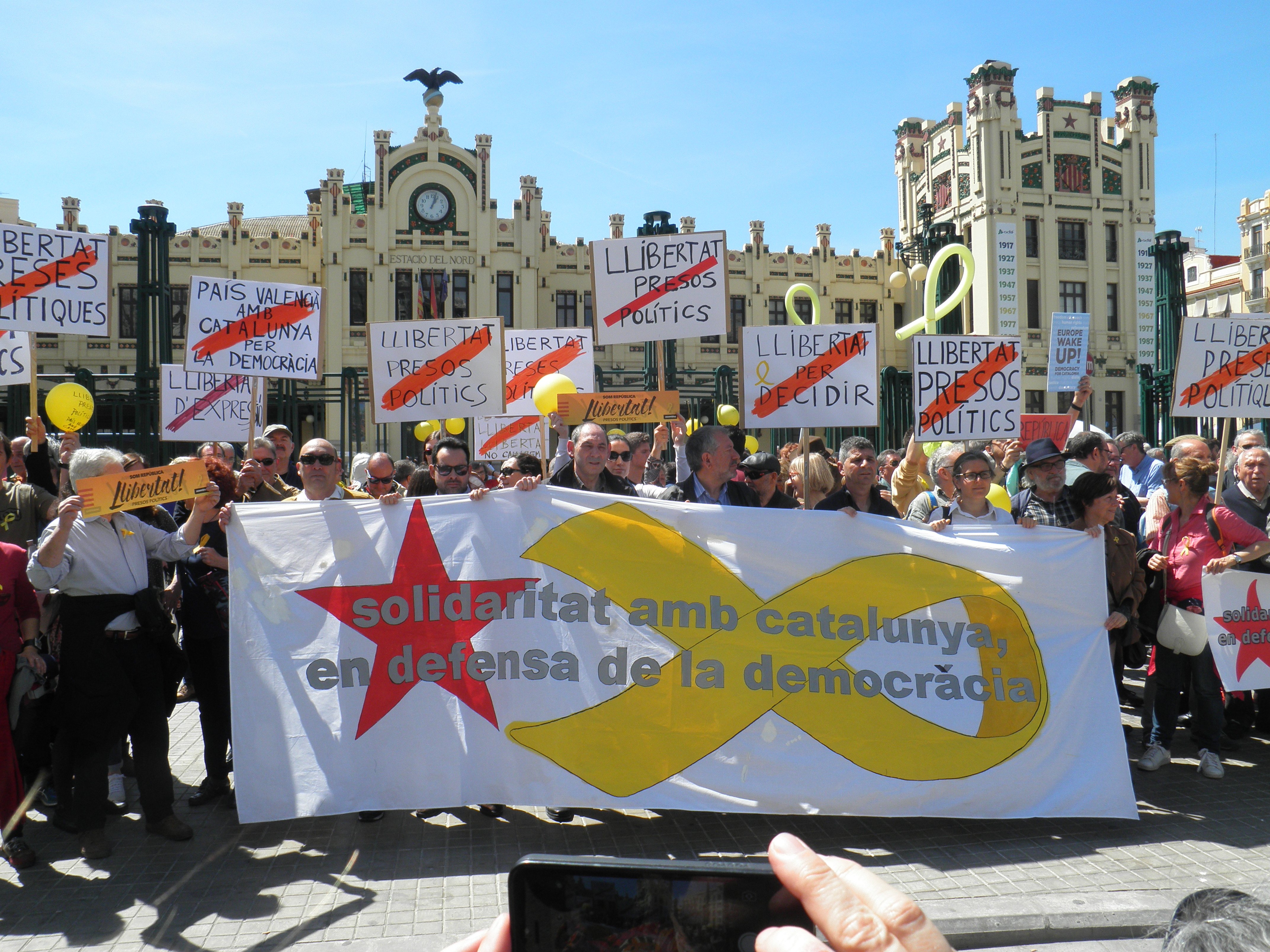 Solidaridad con Catalunya en València en un ambiente de convivencia