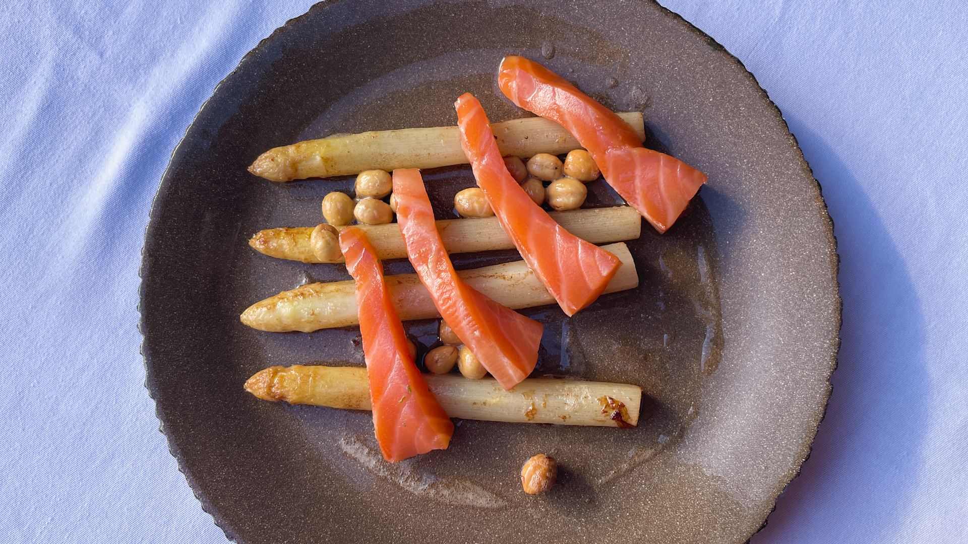 Un plat amb espàrrecs i salmó tan bo com lleuger per a gurmets molt gurmets