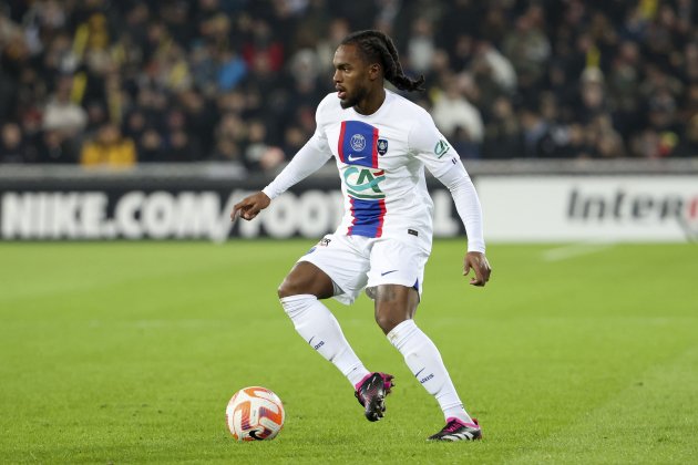 Renato Sanches conduciendo un balon con el PSG / Foto: Europa Press