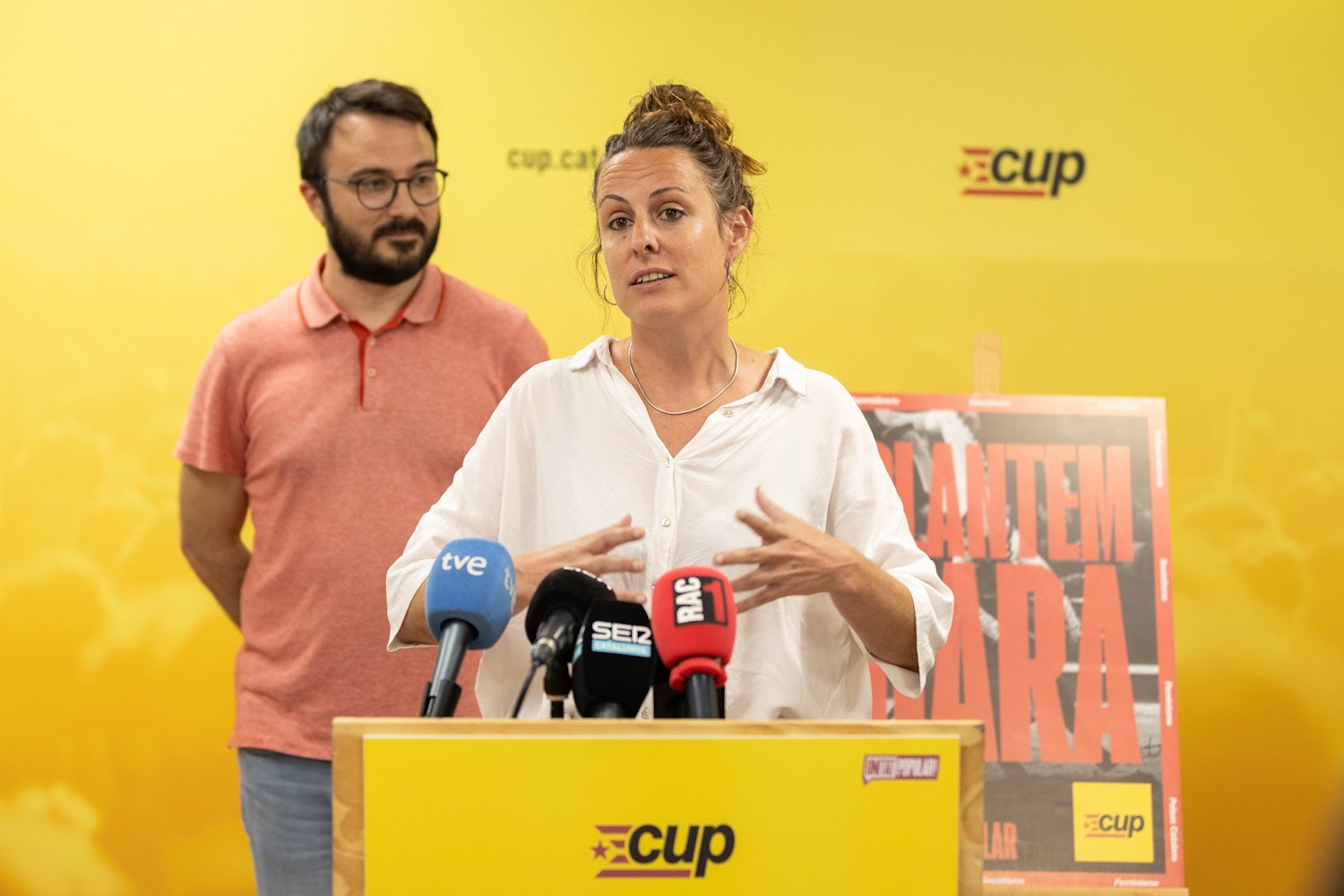 La CUP apel·la als votants dels comuns aprofitant els titubejos de Sumar amb el referèndum