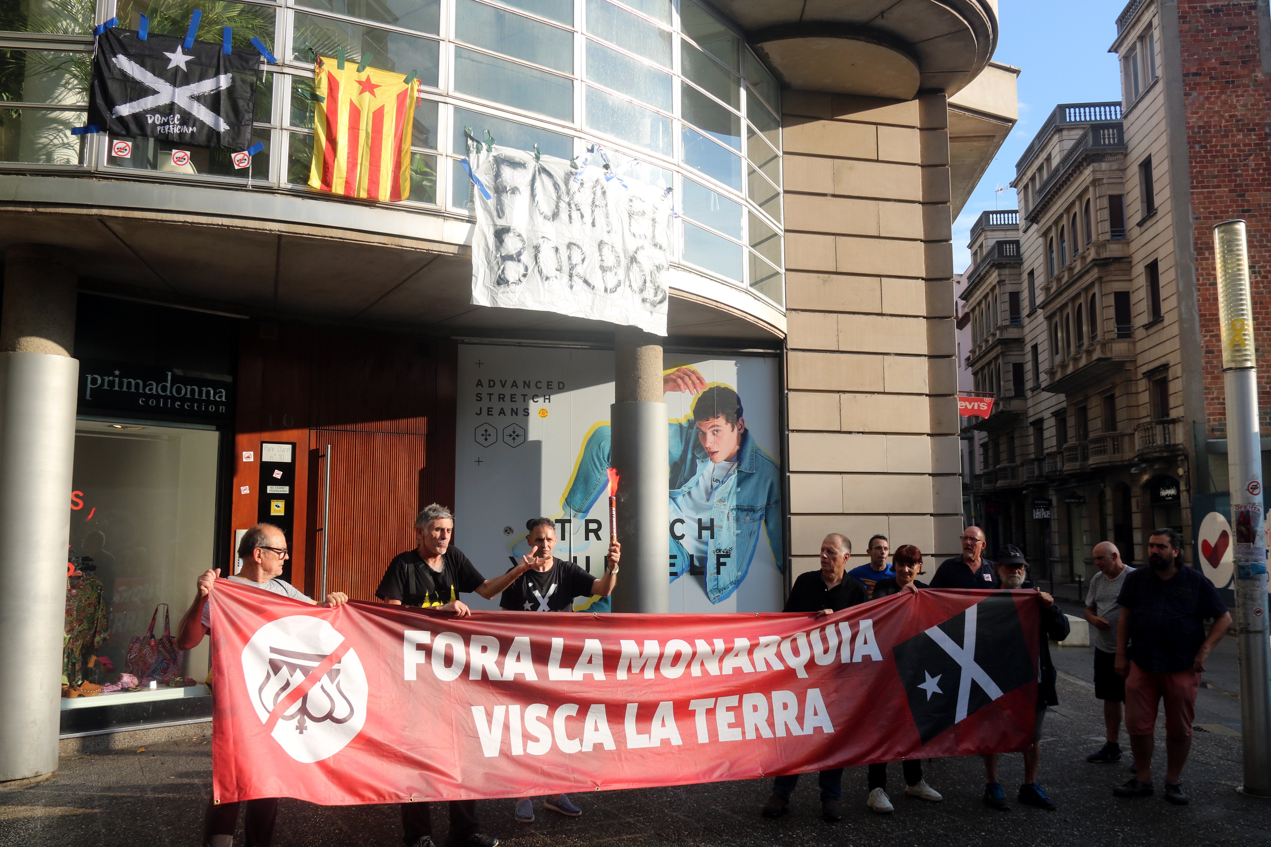 Cuelgan una estelada y una pancarta contra los Borbones en la sede de la Fundación Princesa de Girona
