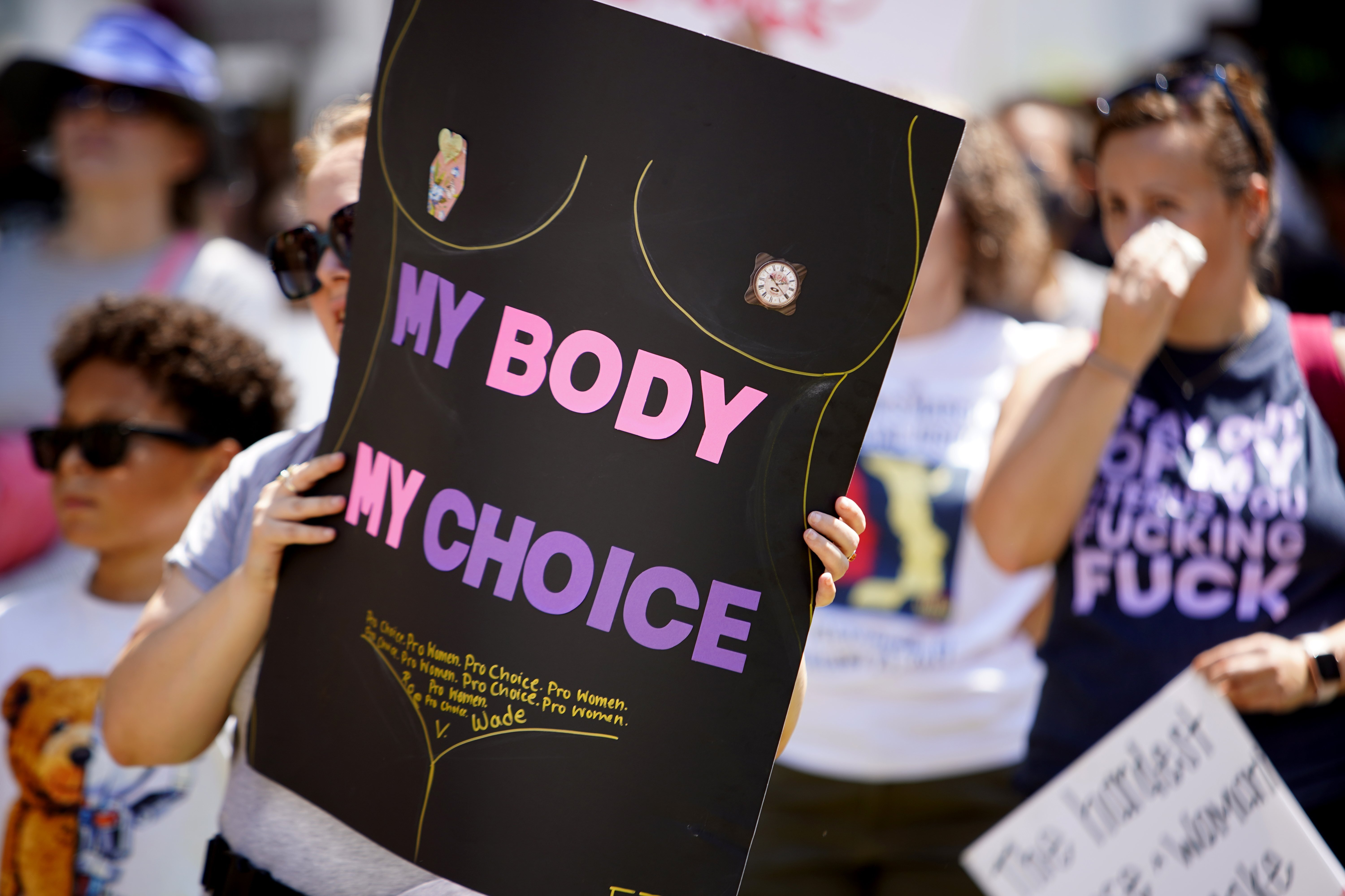 Clatellada a Vox: el Constitucional avala la llei que penalitza l'assetjament a les clíniques d'avortament