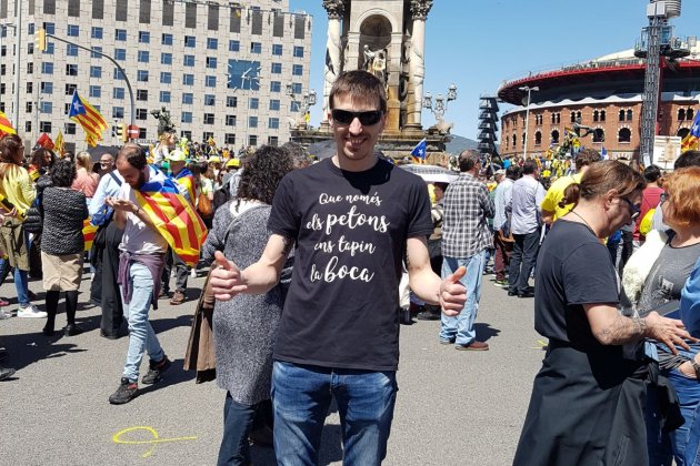 manifestación 15 En camiseta libertad expresión