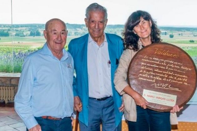 Mario Vargas Llosa al costat dels|juntament amb amos|propietaris de Cellers|Bodegues Valduero Mario Vargas Llosa al costat dels|juntament amb amos|propietaris de Cellers|Bodegues Valduero