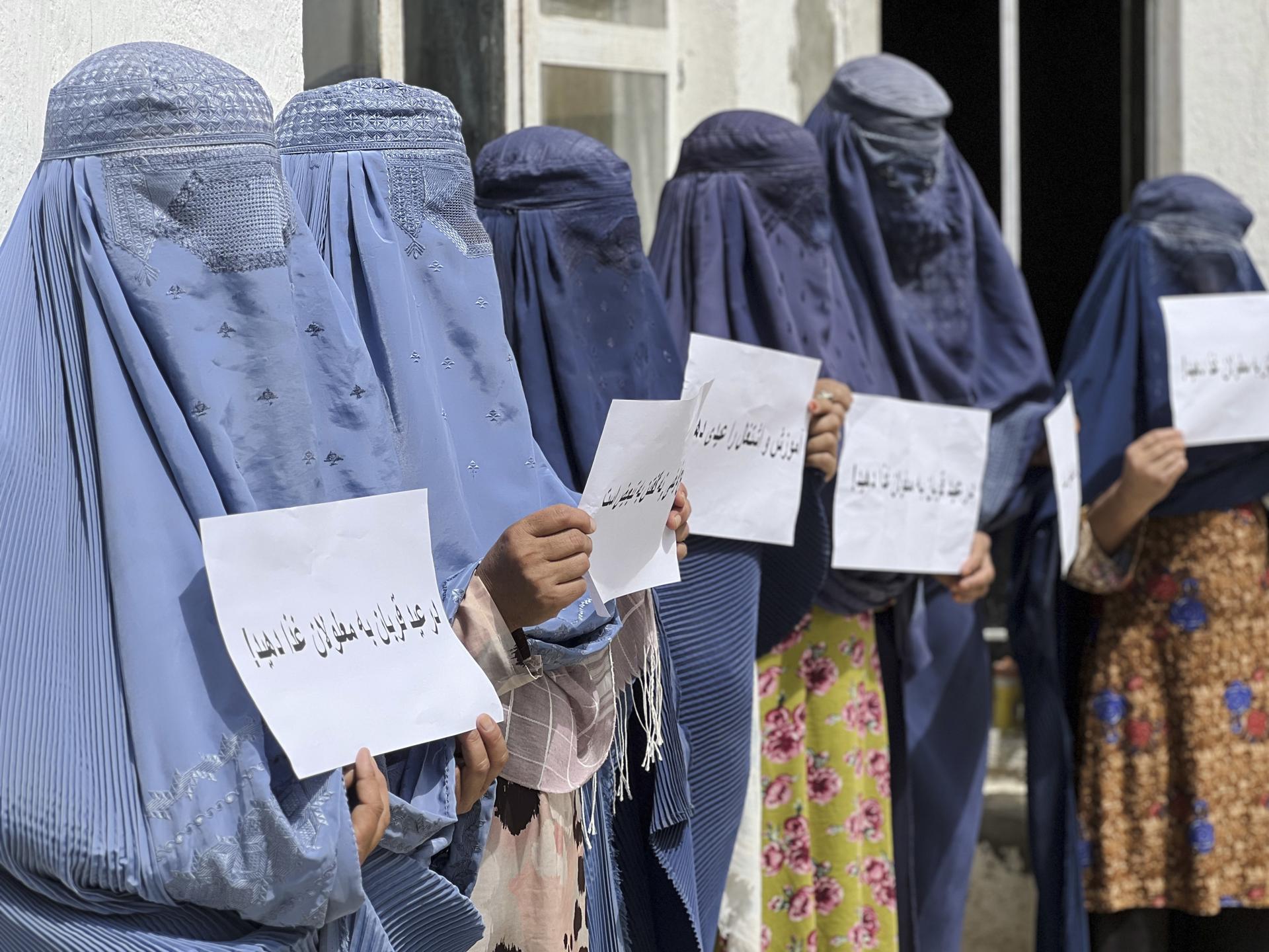 Els talibans tanquen totes les perruqueries per a dones de l'Afganistan